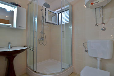 Anamari Apartments, bathroom with shower